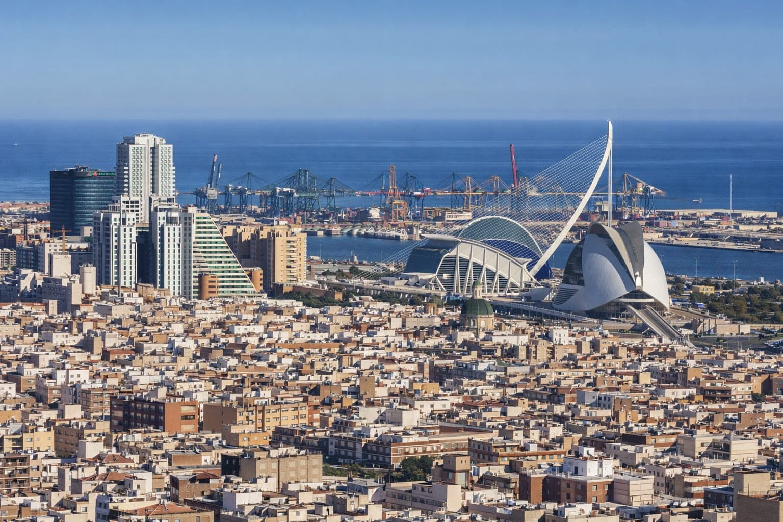 Vista aérea de Valencia con la Ciudad de las Artes y el puerto