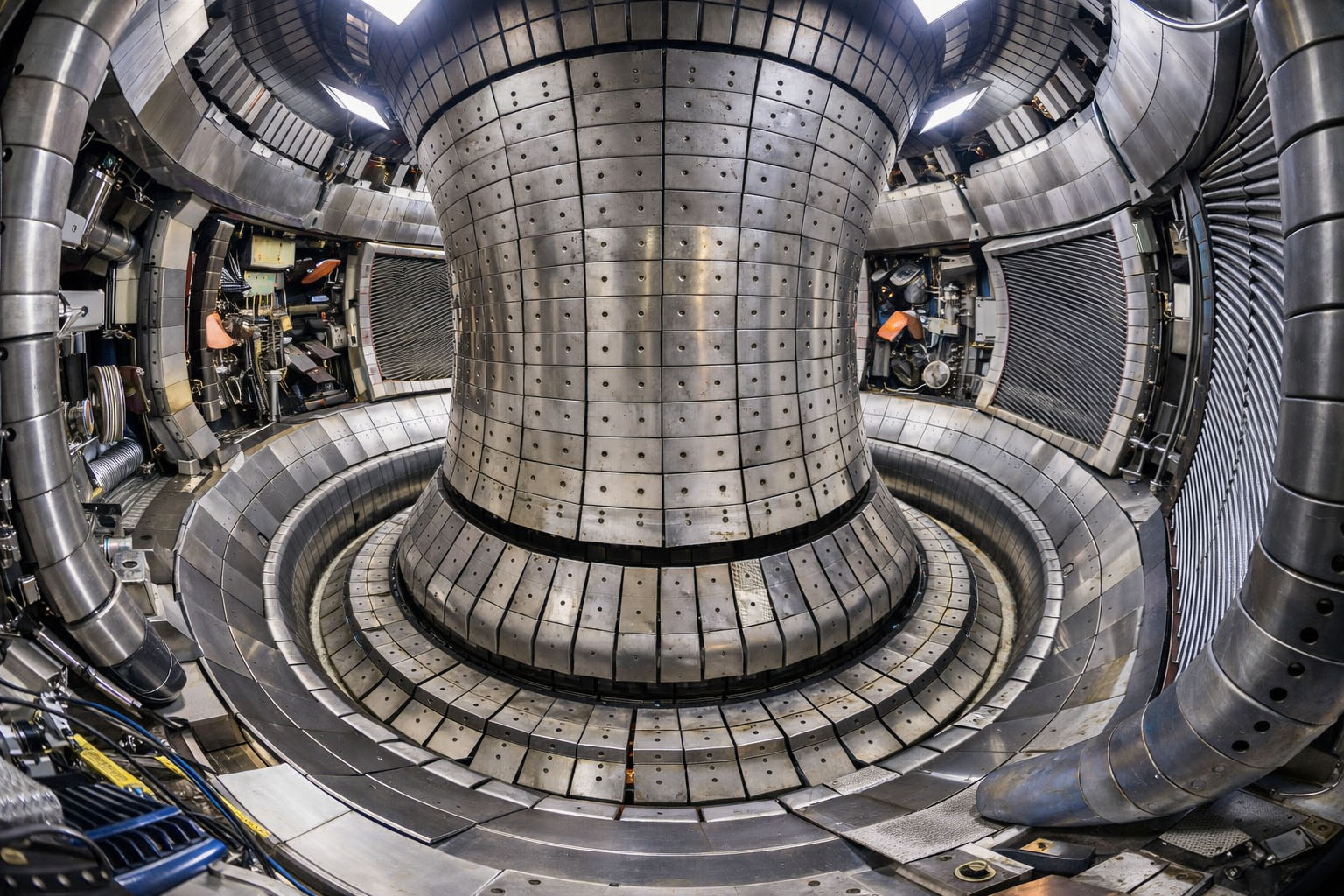 Interior de un reactor de fusión nuclear tokamak